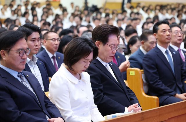이재명 대통령과 김혜경 여사가 5일 서울 여의도순복음교회에서 열린 부활절 연합예배에서 기도를 하고 있다. [사진=연합뉴스]
