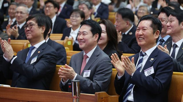 정청래 더불어민주당 대표와 장동혁 국민의힘 대표가 5일 서울 여의도순복음교회에서 열린 부활절 연합예배에서 소강석 목사의 환영사를 듣고 있다. (왼쪽은) 최휘영 문체부 장관.&nbsp; [사진=연합뉴스]