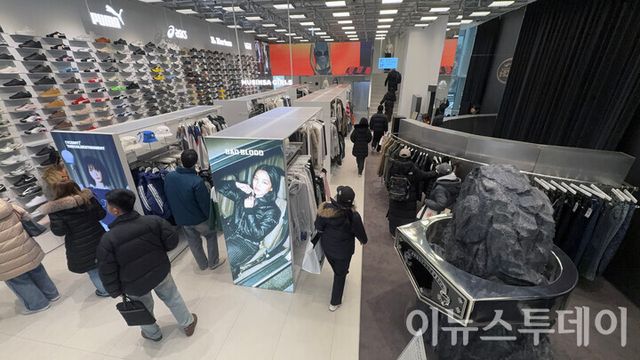 서울 중구 ‘무신사 스토어 명동’에서 방문객들이 쇼핑을 즐기고 있다.&nbsp; [사진=이뉴스투데이DB]