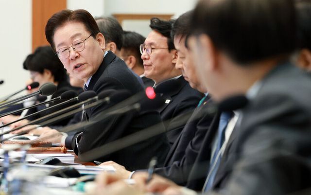 이재명 대통령이 6일 청와대에서 열린 국무회의 겸 비상경제점검회의에서 김윤덕 국토부 장관에게 질문하고 있다. [사진=연합뉴스]