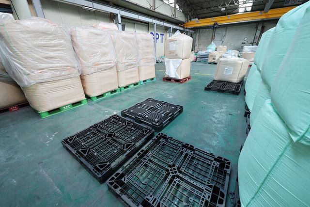 경기 안산시의 한 플라스틱 필름 제조 공장 내 폴리에틸렌 등 원료가 쌓여 있어야 할 원료 창고가 듬성듬성 비어있다. [사진=연합뉴스]