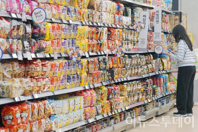 서울 중구 롯데마트 제타플렉스 서울역점을 찾은 한 방문객이 매대에 진열된 라면을 고르고 있다. [사진=이뉴스투데이 DB]