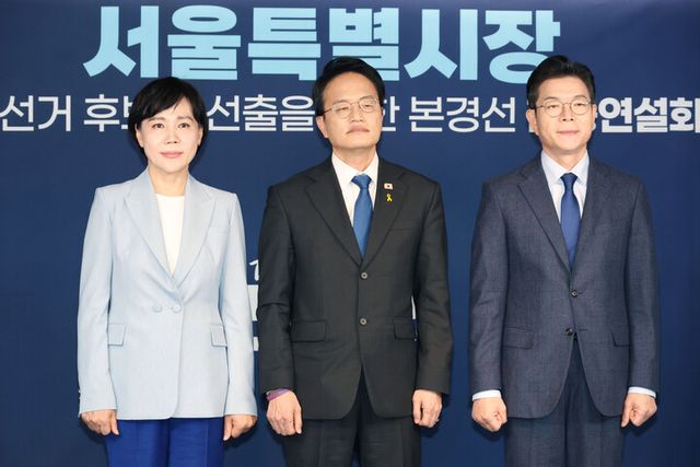 국민의힘 김재섭 의원이 7일 종로구 서울경찰청 민원실 앞에서 더불어민주당 정원오 서울시장 예비후보에 대한 공직선거법 위반 관련 고발장 접수 전 발언하고 있다.[사진=연합뉴스]