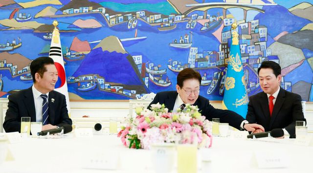 이재명 대통령이 7일 청와대에서 열린 여야정 민생경제 협의체 회담에서 장동혁 국민의힘 대표에게 발언을 권하고 있다. [사진=연합뉴스]