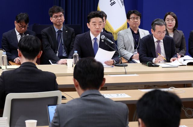 강훈식 비서실장과 김용범 정책실장이 7일 청와대에서 중동상황 관련 기자간담회를 하고 있다. [사진=연합뉴스]