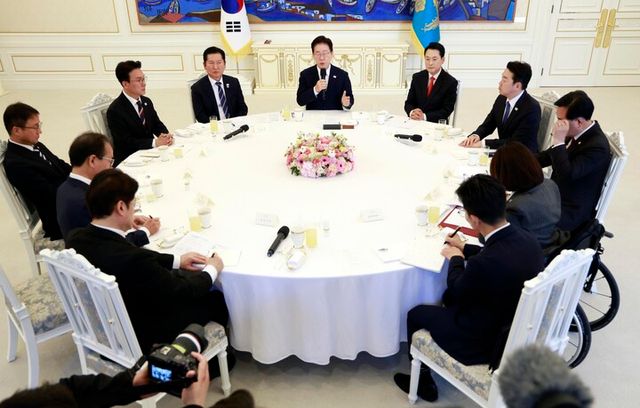 이재명 대통령이 7일 청와대에서 열린 여야정 민생경제 협의체 회담에서 발언하고 있다. (이 대통령을 중심으로 오른쪽 방향으로) 정청래 더불어민주당 대표, 김민석 총리, 한병도 더불어민주당 원내대표, 강준현 더불어민주당 수석대변인, 홍익표 정무수석, 정을호 정무비서관, 최보윤 국민의힘 수석대변인, 송언석 국민의힘 원내대표, 강훈식 비서실장, 장동혁 국민의힘 대표 [사진=연합뉴스]