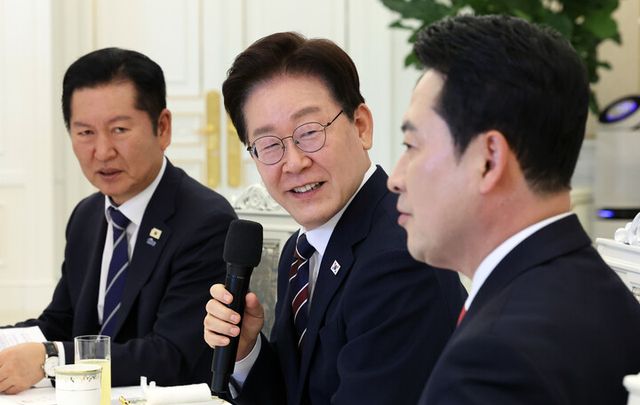 이재명 대통령이 7일 청와대에서 열린 여야정 민생경제 협의체 회담에서 발언하고 있다. (왼쪽부터) 정청래 더불어민주당 대표, 이 대통령, 장동혁 국민의힘 대표. [사진=연합뉴스]