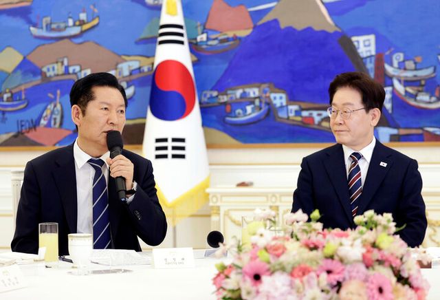 이재명 대통령이 7일 청와대에서 열린 여야정 민생경제 협의체 회담에서 더불어민주당 정청래 대표의 발언을 듣고 있다. [사진=연합뉴스]