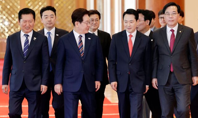 이재명 대통령이 7일 청와대에서 열린 여야정 민생경제 협의체 회담에 정청래 더불어민주당 대표, 장동혁 국민의힘 대표 등과 입장하고 있다. [사진=연합뉴스]