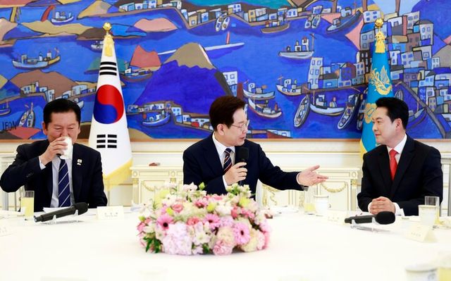 이재명 대통령이 7일 청와대에서 열린 여야정 민생경제 협의체 회담에서 장동혁 국민의힘 대표와 대화하고 있다. [사진=연합뉴스]