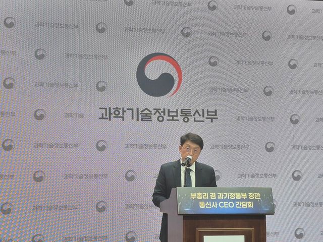 최우혁 과기정통부&nbsp;정보보호네크워크정책실장이 간담회 이후 이어진 백브리핑에서 기자들의 질문에 답변하고 있다. [사진=백연식 기자]&nbsp;