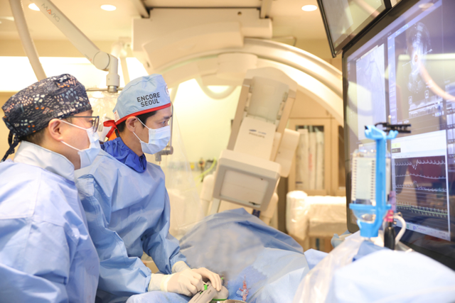 송영빈 삼성서울병원&nbsp;순환기내과 교수(오른쪽)와&nbsp;최기홍&nbsp;교수가&nbsp;&nbsp;8일&nbsp;국내&nbsp;최초로&nbsp;궤도형&nbsp;죽종절제술에&nbsp;성공했다. [사진=삼성서울병원]