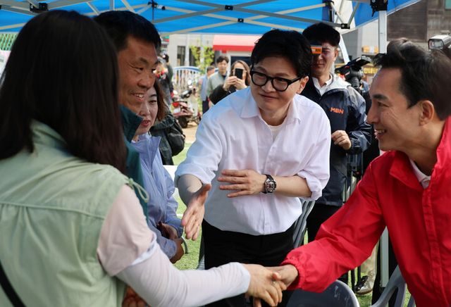 부산 북갑 국회의원 보궐선거에서 국민의힘 공천을 바라는 박민식 전 국가보훈부 장관과 무소속 출마를 공식화 한 한동훈 전 국민의힘 대표가 26일 부산 구포초에서 열린 동문회 운동회에서 주민에게 인사를 하고 있다.[사진=연합뉴스]