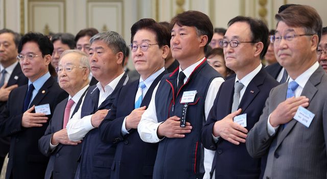 이재명 대통령이 1일 청와대 영빈관에서 열린 노동절 기념식에서 양대 노총 위원장을 비롯한 참석자들과 국민의례를 하고 있다. (왼쪽부터) 김영훈 고용노동부 장관, 손경식 한국경영자총협회장, 김동명 한국노총 위원장, 이재명 대통령, 양경수 민주노총 위원장, 송치영 소상공인연합회장, 김지형 경제사회노동위원장. [사진=연합뉴스]