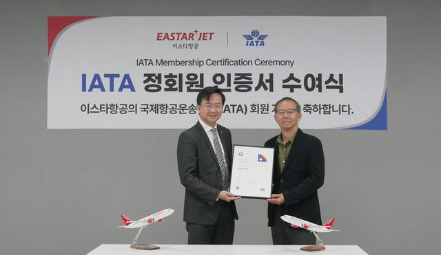 지난 8일 이스타항공 조중석 대표(오른쪽)와 셀던 히 IATA 아태지역본부 대표(왼쪽)가 ‘이스타항공 IATA 정회원 인증 수여식’을 마친 후 기념 사진을 촬영하고 있다. [사진=이스타항공]