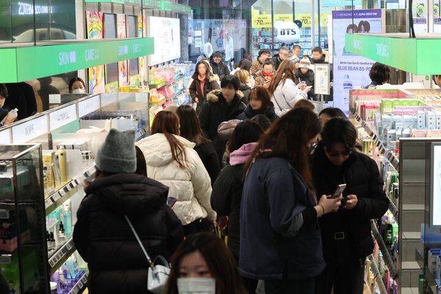 홍대 앞 올리브영을 찾은 관광객들. [사진=연합뉴스]