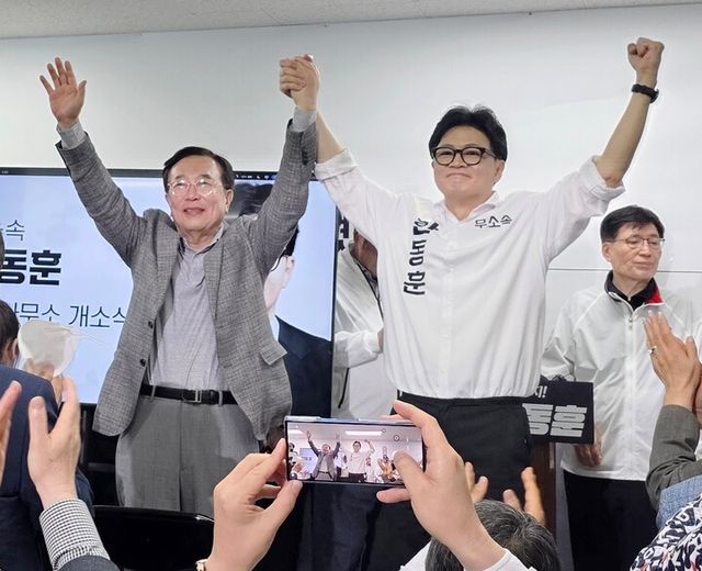 무소속 한동훈 부산 북갑 국회의원 보궐선거 후보가 10일 부산 북구에서 열린 선거사무소 개소식에서 서병수 전 부산시장과 손을 맞잡고 있다. 서 전 의원은 최근 국민의힘을 탈당하고 한 후보 캠프 명예선대위원장에 합류했다.[사진=연합뉴스]