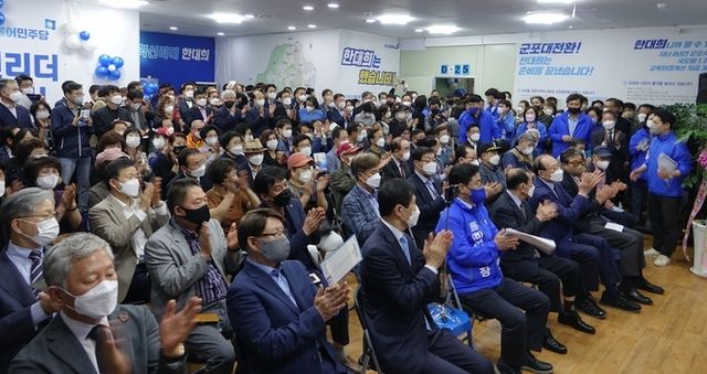 한대희 군포시장 예비후보 선거사무소 개소식에 참석한 당원과 정계 인사, 지지자, 시민들이 응원을 보내고 있다. [사진=한대희후보 캠프제공]