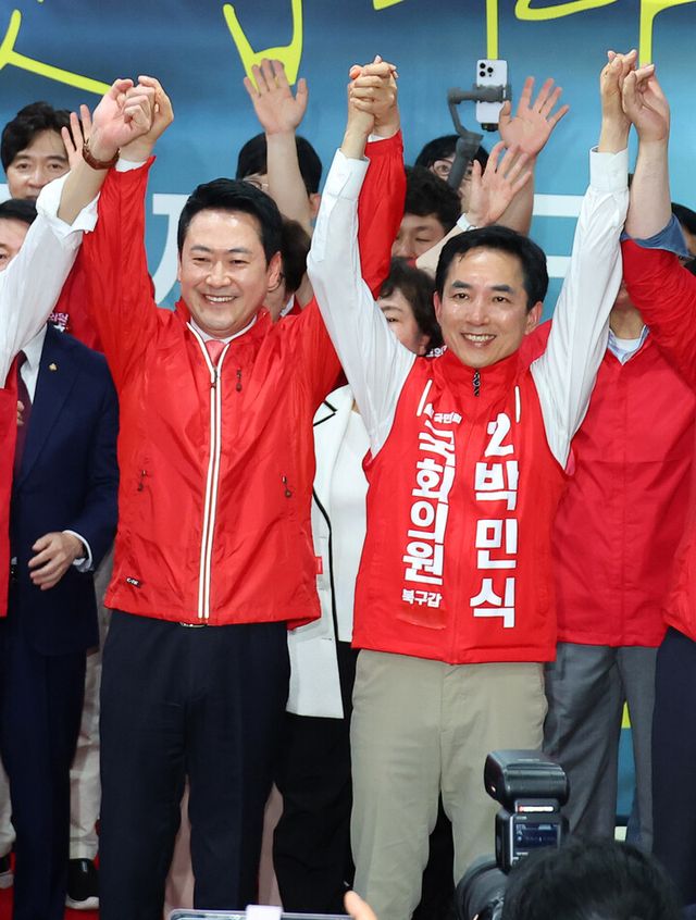 국민의힘 장동혁 대표가 10일 오후 부산 북구에서 열린&nbsp;박민식&nbsp;북갑 국회의원 보궐선거 후보 선거사무소 개소식에서 박 후보와 손을 맞잡고 있다.[사진=연합뉴스]