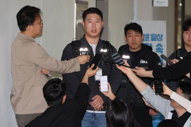 최승호(가운데) 초기업노동조합 삼성전자지부 위원장이 11일 오전 정부세종청사 중앙노동위원회에서 열리는 사후조정 회의 참석에 앞서 취재진에게 입장을 밝히고 있다. [사진=연합뉴스]