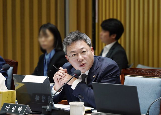 박정하의원이 상임위에서 현안 질의를 하고 있다.[사진=박정하의원실]