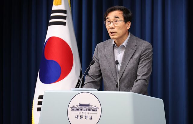 전성환 경청통합수석비서관이 지난해 8월 22일 용산 대통령실에서 브리핑을 하고 있다. [사진=연합뉴스]