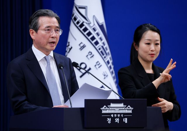 김용범 정책실장이 지난달 27일 청와대 춘추관에서 브리핑을 하고 있다. [사진=연합뉴스]