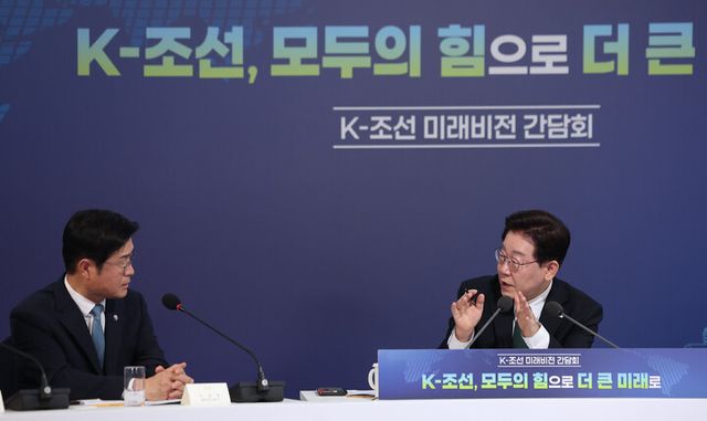 이재명 대통령이 13일 호텔현대 바이 라한 울산에서 열린 K-조선 미래비전 간담회에서 이상균 HD현대중공업 대표이사와 대화하고 있다. [사진=연합뉴스]