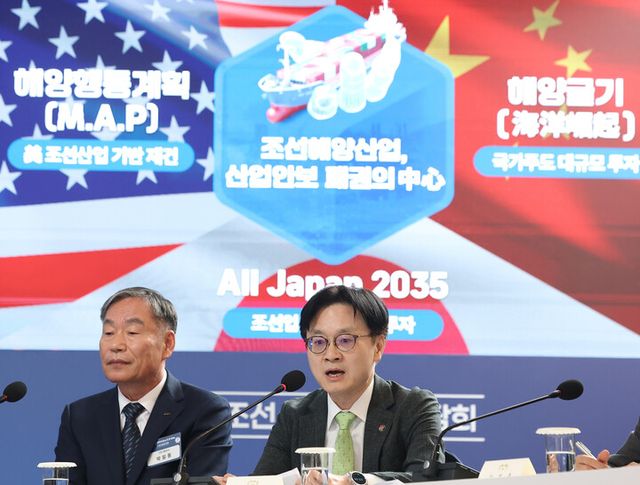 김정관 산업부 장관이 13일 호텔현대 바이 라한 울산에서 열린 이재명 대통령 주재 K-조선 미래비전 간담회에서 발표하고 있다. [사진=연합뉴스]