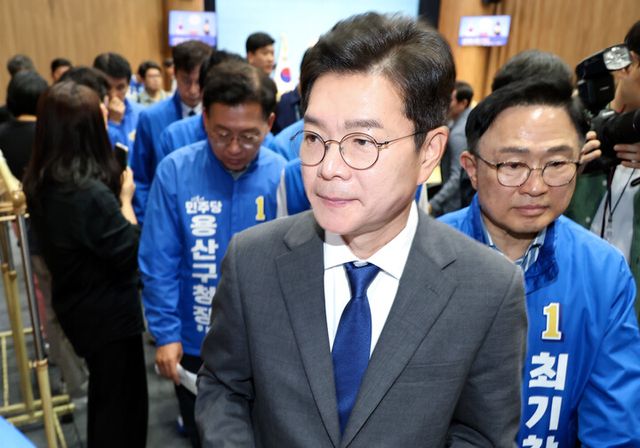 더불어민주당 정원오 서울시장 후보가 13일 국회 소통관에서 소득 없는 은퇴 1주택자 재산세 감면 공약 발표 기자회견을 마친 뒤 나오고 있다.[사진=연합뉴스]