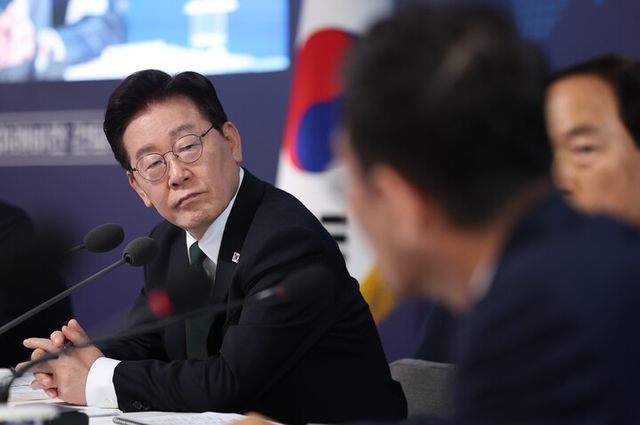 이재명 대통령이 13일 호텔현대 바이 라한 울산에서 열린 K-조선 미래비전 간담회에서 참석자 발언을 듣고 있다. [사진=연합뉴스]