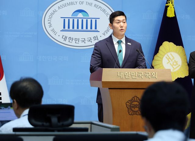 국민의힘 김재섭 의원이 13일 국회 소통관에서 기자회견을 열고 더불어민주당 정원오 서울시장 후보의 폭행 전과와 관련한 내용을 밝히고 있다.[사진=연합뉴스]