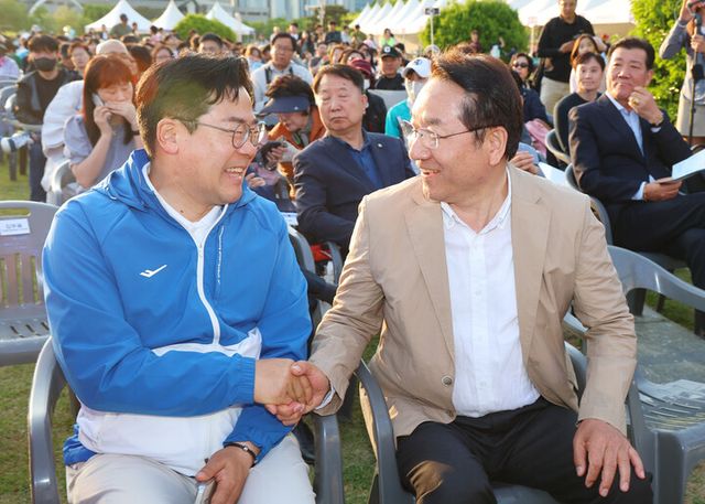 더불어민주당 박찬대 인천시장 후보(왼쪽)와 국민의힘 유정복 인천시장 후보가 부처님오신날을 앞두고 9일 인천 연수구 송도센트럴파크에서 열린 '2026 인천 연등축제 드론 라이트 쇼' 봉축법요식에서 인사하고 있다.[사진=연합뉴스]