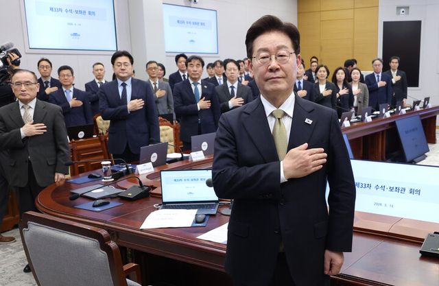 이재명 대통령이 14일 청와대에서 열린 수석보좌관회의에서 국기에 경례하고 있다. [사진=연합뉴스]