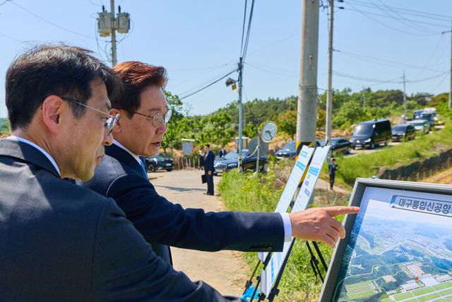 &nbsp;이재명&nbsp;대통령이 15일 경북 의성군 대구경북통합신공항 건설 예정부지를 방문해 관계자의 설명을 듣고 있다. [사진=청와대]