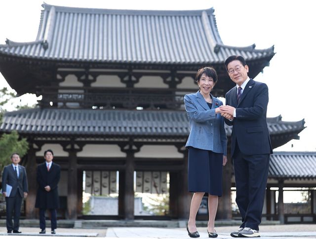 이재명 대통령과 다카이치 사나에 일본 총리가 지난 1월 14일 일본 나라현 대표 문화유적지인 호류지(법륭사)에서 기념촬영을 하고 있다. [사진=연합뉴스]