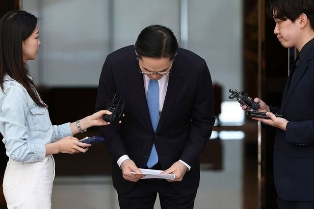 이재용 삼성전자 회장이 16일 서울 강서구 서울김포비즈니스항공센터로 귀국하며 노조 파업에 대한 입장을 밝히던 중 고개 숙여 사과하고 있다. [사진=연합뉴스]