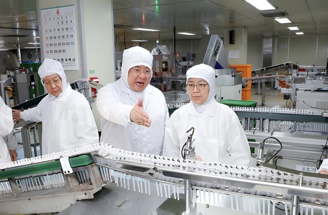 정은경 보건복지부 장관이 지난&nbsp; 달 15일 경기 안산시 단원구 한국백신에서 중동전쟁 대응 주사기 공급망 구축 협약식을 마치고 주사기 생산라인을 살펴보고 있다. [사진=연합뉴스]