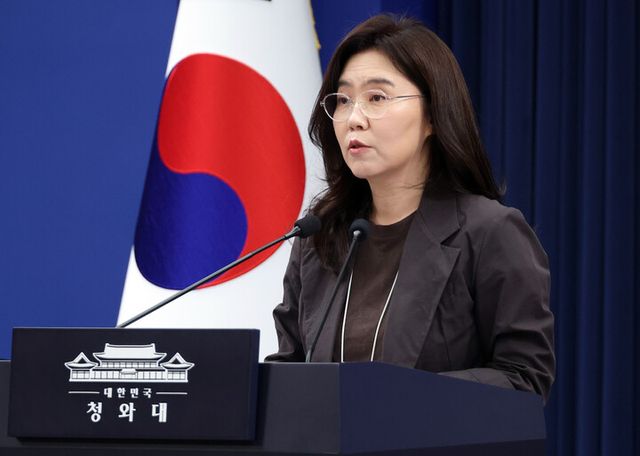 강유정 수석대변인이 17일 청와대 기자회견장에서 국정 목표 관련 브리핑을 하고 있다. [사진=연합뉴스]