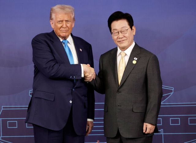이재명 대통령과 도널드 트럼프 미국 대통령이 지난해 10월 29일 경북 경주박물관에서 한미 정상회담 기념촬영을 하고 있다. [사진=연합뉴스]
