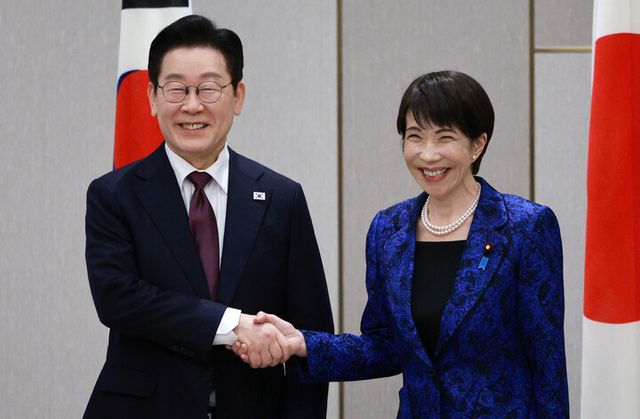 이재명 대통령과 다카이치 사나에 일본 총리가 지난 1월 13일 일본 나라현 정상회담장에서 확대 회담에 앞서 악수하고 있다. [사진=연합뉴스]