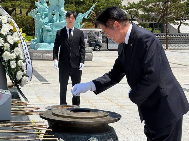 국립5·18민주묘지에서 분향하는 최대호 후보 [사진=최대호]