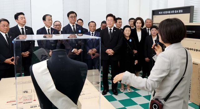 이재명 대통령이 18일 광주 옛 전남도청에서 열린 개관식에서 개관특별전을 관람하고 있다. [사진=연합뉴스]