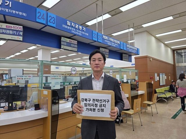 지난 9일 전략선거구 임의지정 금지 가처분 신청하는 이승훈 변호사[사진=이승훈 변호사 페이스북]
