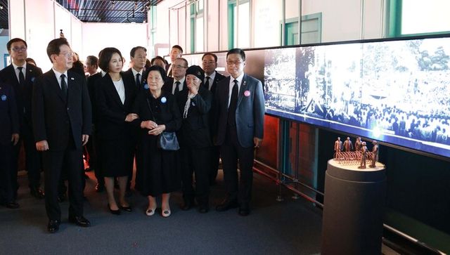이재명 대통령과 김혜경 여사가 18일 광주 옛 전남도청에서 개관특별전을 관람하고 있다. [사진=연합뉴스]