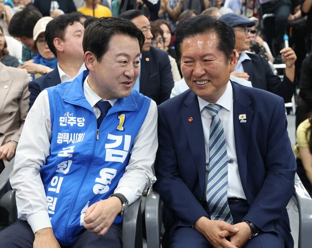 더불어민주당 정청래 대표와 경기 평택을 국회의원 재선거에 출마한 김용남 후보가 16일 경기도 평택시 안중읍 선거사무소에서 열린 개소식에서 대화하고 있다.[사진=연합뉴스]