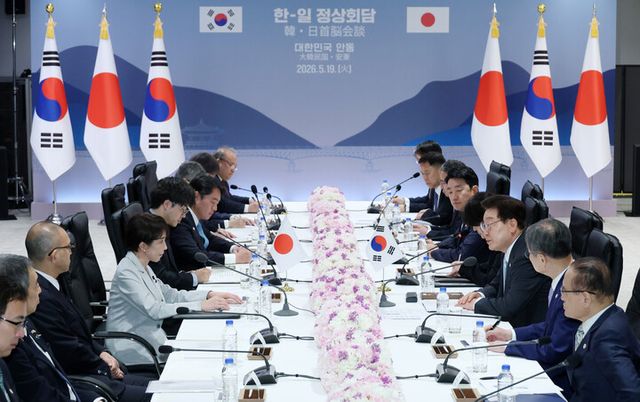 이재명 대통령과 다카이치 사나에 일본 총리가 19일 경북 안동 한 호텔에서 확대 정상회담에 앞서 악수하고 있다. [사진=연합뉴스]