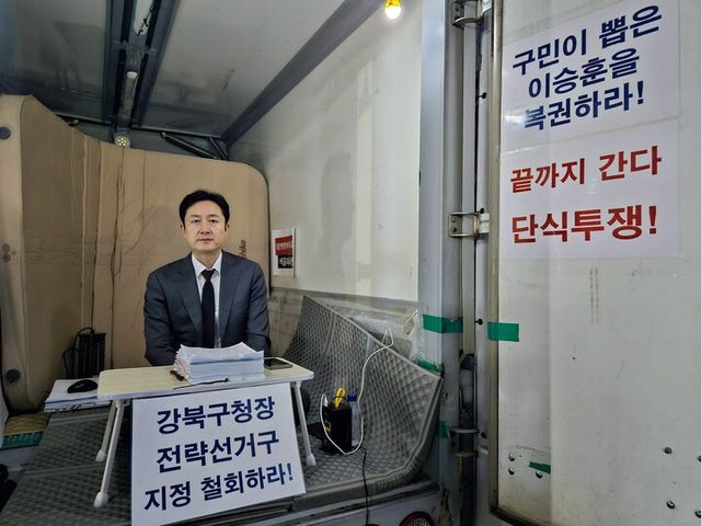 이승훈 변호가사 본인의 아동 성범죄 변호 이력 때문에 공천이 철회되자 전략선거구 지정 철회를 요구하며 농성에 들어가고 있다.[사진=이승훈 변호사 페이스북]