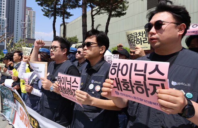 SK하이닉스 협력업체 노동자와 민주노총 금속노조 조합원들이 지난달 30일 청주시 흥덕구 복대동 SK하이닉스 3공장 앞에서 원청교섭 요구 기자회견을 열고 구호를 외치고 있다. [사진=연합뉴스]
