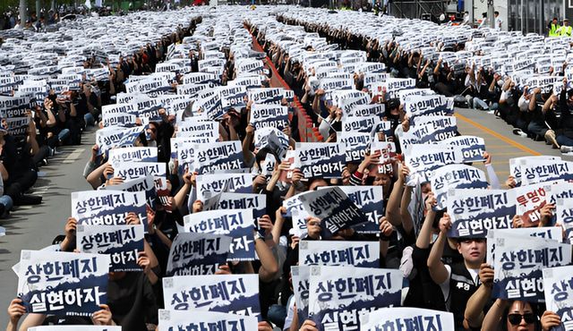 지난달 23일 경기도 평택시 삼성전자 평택캠퍼스 앞에서 열린 삼성전자 노동조합 공동투쟁본부의 '투명하게 바꾸고, 상한폐지 실현하자-4/23 투쟁 결의대회' [사진=연합뉴스]